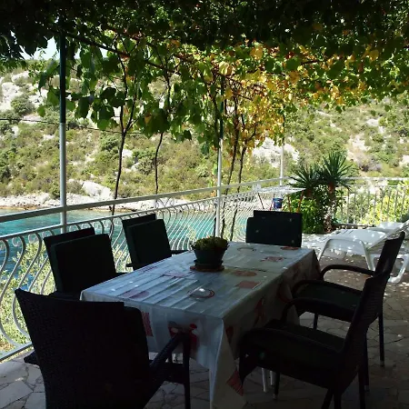 Apartment Apartments Mare Vinišće