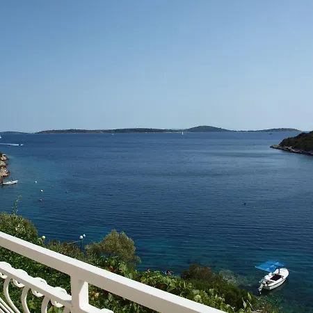 Apartment Apartments Mare Vinišće