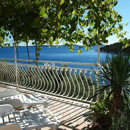 Apartment Apartments Mare Vinišće